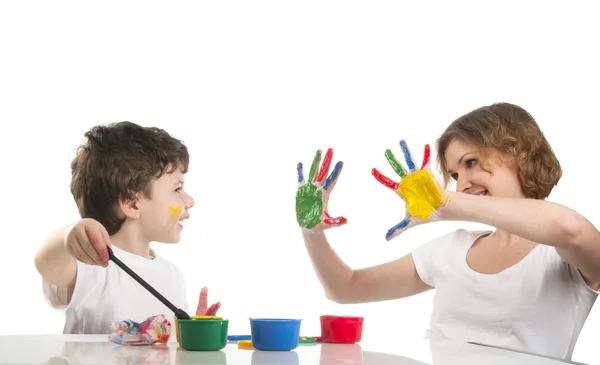 Mère heureuse et fils s'amusent avec des peintures — Photo