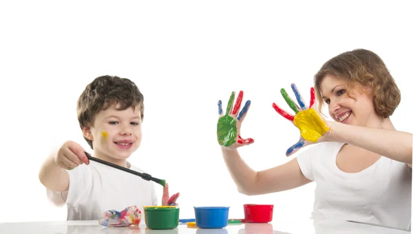 Sorrindo mãe e seu filho se divertindo com tintas — Fotografia de Stock