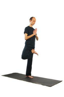 vrikshasana pozisyon yapan erkek