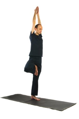 uzun boylu adam vrikshasana yoga konumda