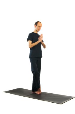 Yoga egzersiz yapan erkek. vrikshasana konumu