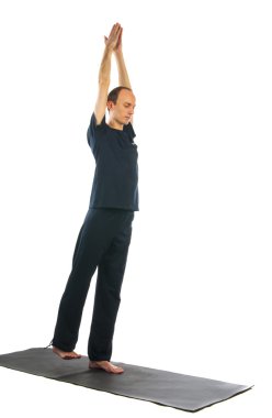 Yoga egzersiz yaparak uzun boylu adam. vrikshasana konumu