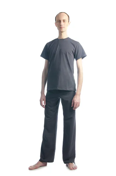 Высокий мужчина в футболке — стоковое фото