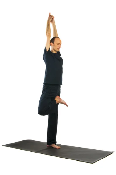 Hombre en posición de yoga Vrikshasana (Árbol ) — Foto de Stock
