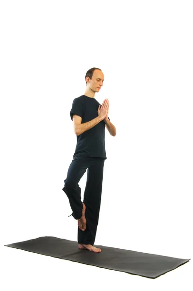 Hombre alto haciendo yoga. Posición de Vrikshasana — Foto de Stock