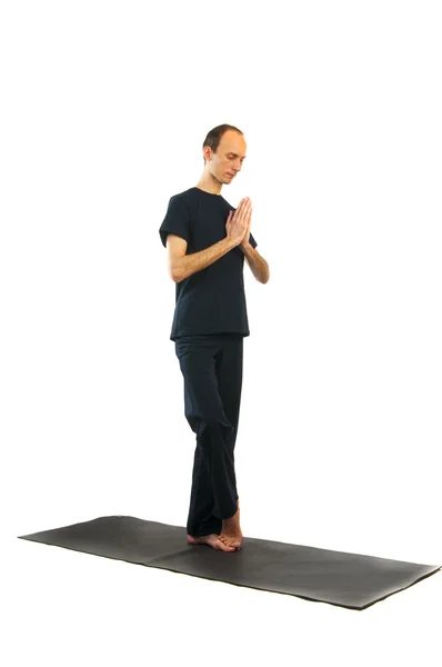Mann macht Yoga-Übungen. vrikshasana-Stellung — Stockfoto