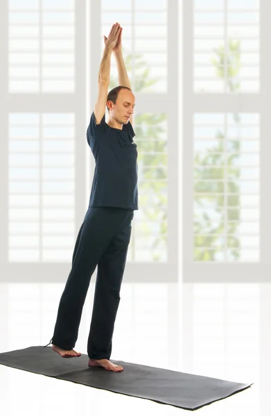 Mannen i yoga position vrikshasana — Stockfoto