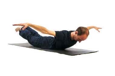 Makarasana poz (yunus poz genç adam)