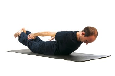 makarasana durumundaki genç adamın
