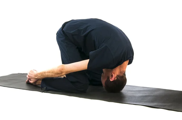 Ung man i shashanka asana pose — Stockfoto