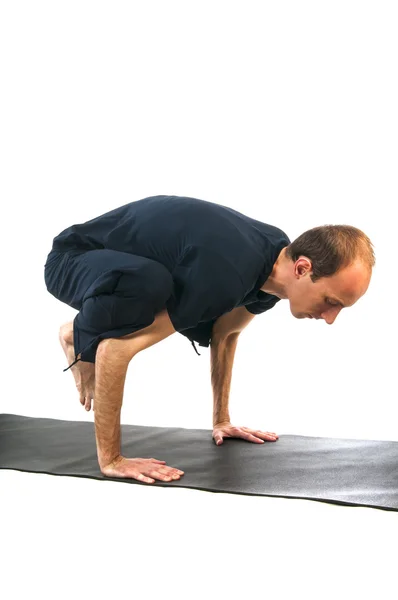 Hombre en Bakasana Pose — Foto de Stock