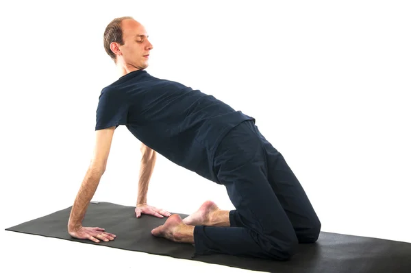 Hombre en pose Ushtrasana — Foto de Stock