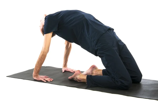 Homme dans la pose de yoga Ushtrasana — Photo