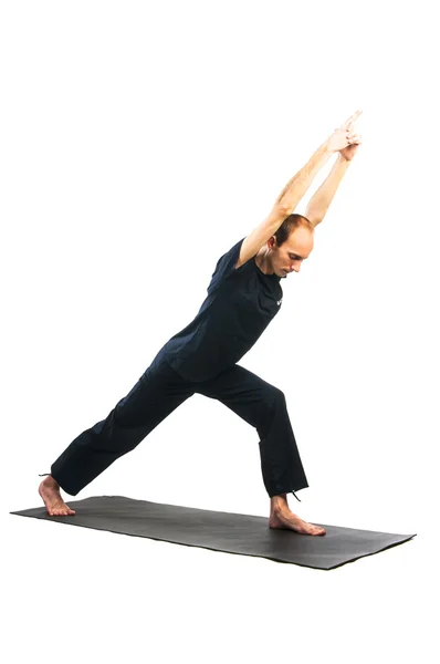 Junger Mann in virabhadrasana i pose (Kriegerpose)) — Stockfoto