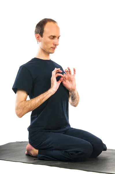 Uomo in Vajrasana yoga Pose fa gesto padma mudra — Foto Stock