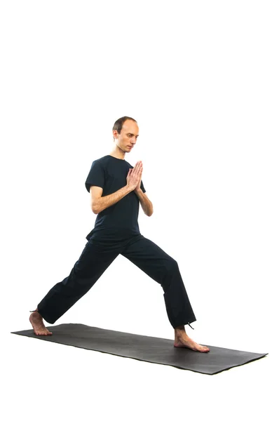 Hombre en Virabhadrasana I posición (Pose Guerrero ) — Foto de Stock