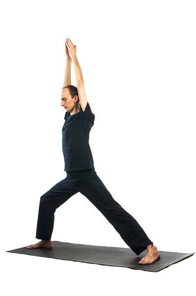 Mannen i virabhadrasana jag ställer — Stockfoto