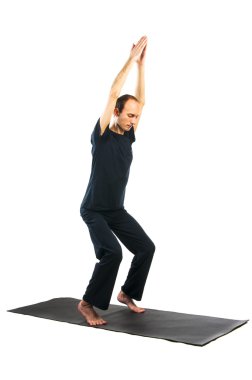 Ardha utkatasana yoga pose yapan erkek