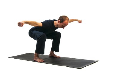 Ardha utkatasana yoga pozisyon yapan erkek