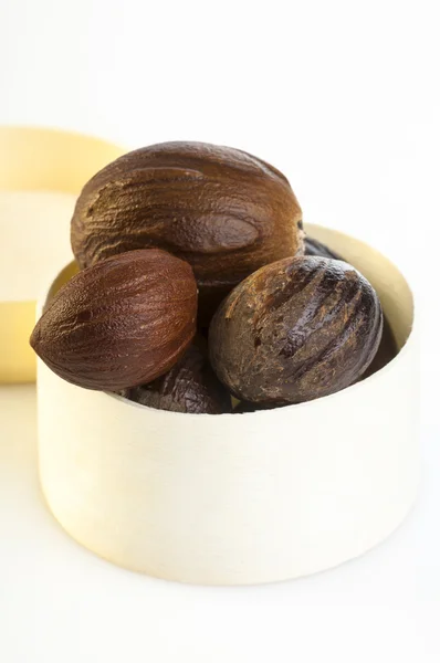 Nutmegs Penuh dalam mangkuk — Stok Foto