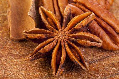 yıldız anason, pekan fındık ve tarçın
