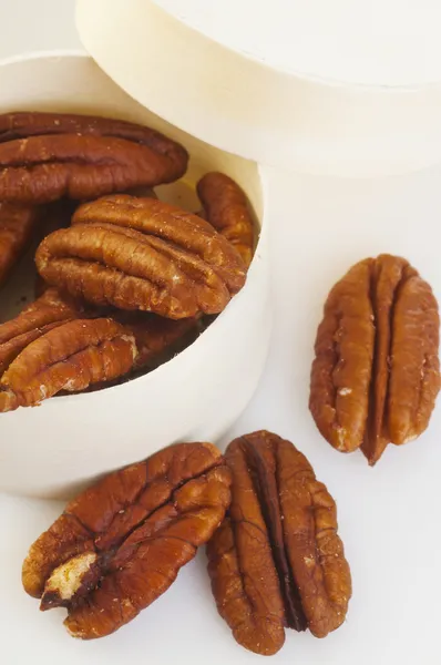 Noci di pecan marrone in scatola — Foto stock gratuita