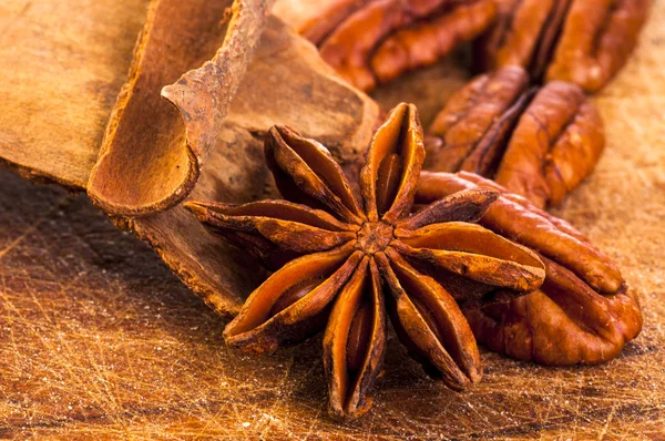Hvězda anýz, skořice a pekanové ořechy — Stock fotografie zdarma