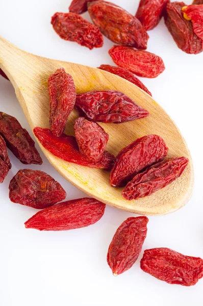 Bagas de Goji orgânicas em colher de madeira — Fotografia de Stock