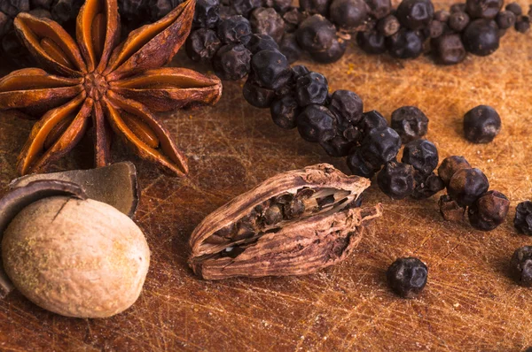 Black Pepper with star anis, nutmeg and cardamom pod — Stock Photo, Image