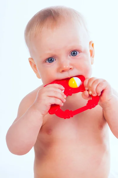 Meisje van de baby een rammelaar speelgoed kauwen — Stockfoto