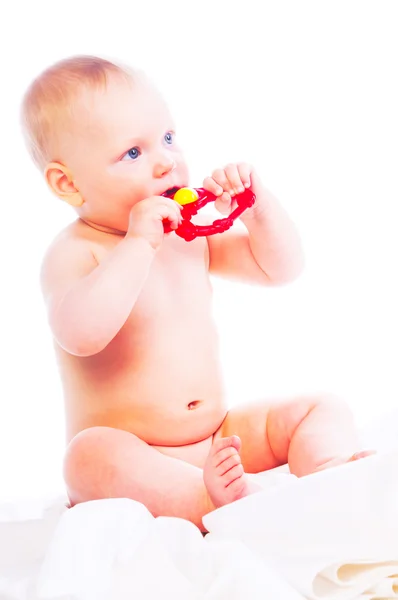 Meisje van de baby speelgoed kauwen — Stockfoto