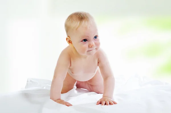 Meisje van de baby kruipen op de vloer — Stockfoto