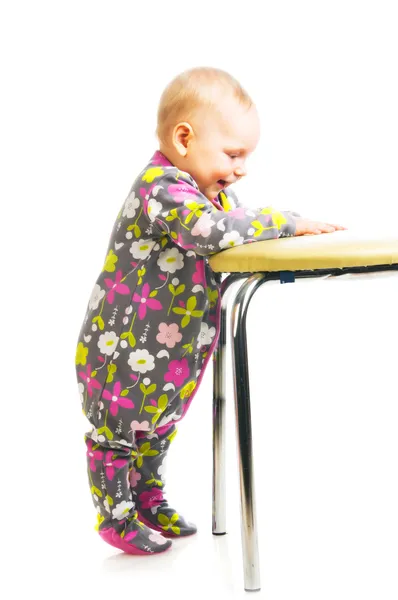 Mignon bébé fille debout près de la chaise — Photo