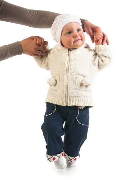かわいい女の赤ちゃんに立つことを学ぶ — ストック写真