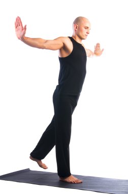 adam vrikshasana yoga konumda