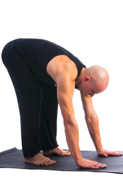 adam urdhva uttanasana poz (ayakta ön viraj)