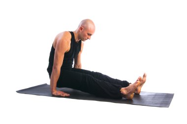 Vinyasa yoga yapan erkek