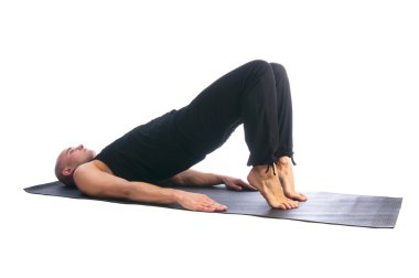 genç adam ardha chakrasana poz