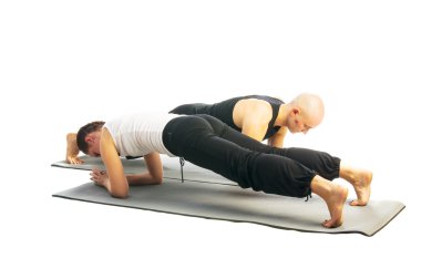 Çift geçiyoruz dandasana konumunda