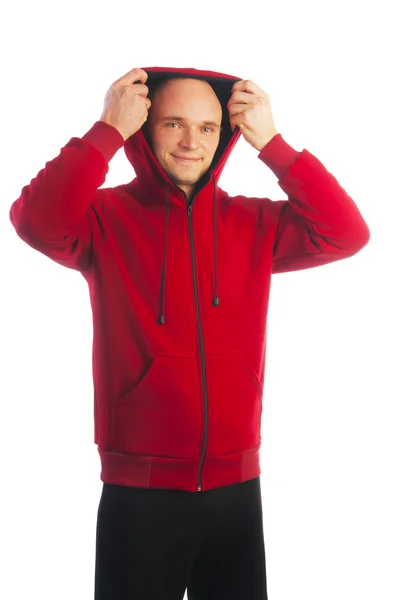 Человек в красной куртке с молнией снимает капюшон — стоковое фото