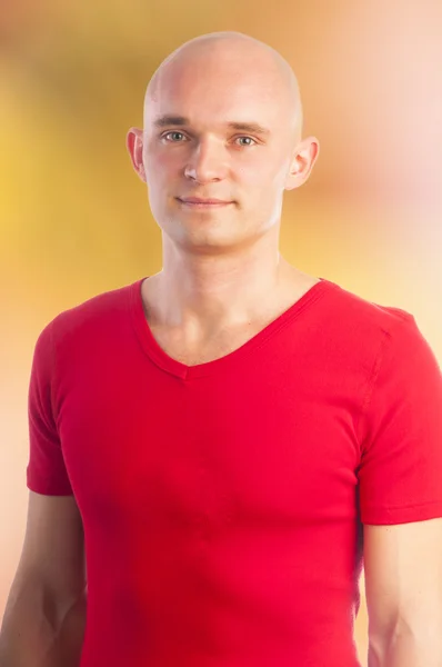 Bonito jovem careca em camiseta vermelha — Fotografia de Stock