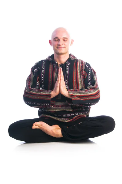 年轻的秃头男子，在简单的瑜伽姿势 — 图库照片
