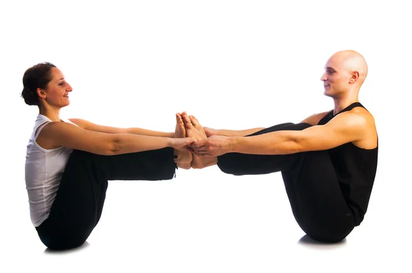 Parejas jóvenes en Navasana posan — Foto de Stock