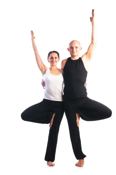 Casal em Vrikshasana ioga pose — Fotografia de Stock