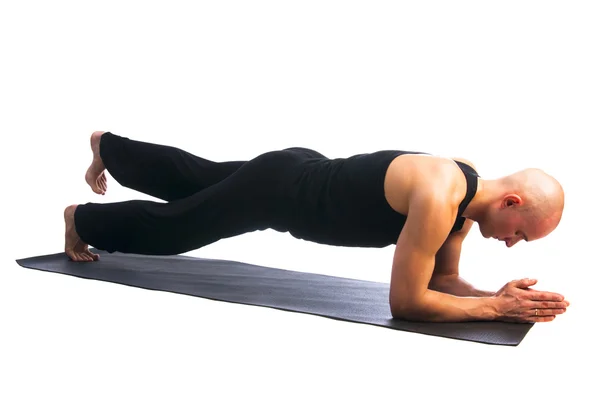 Muž v dandasana pozici chaturanga — Stock fotografie