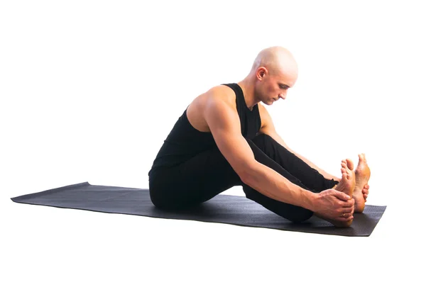 Bonito homem em pose paschimottanasana — Fotografia de Stock