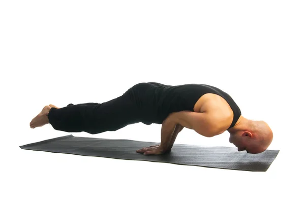 Mannen i mayurasana pose — Stockfoto