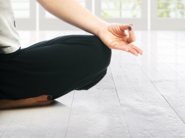 Lotus ohm mudra jest yapma pozisyonu kadında