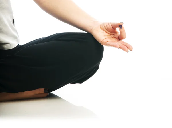 Mujer en pose de loto haciendo ohm mudra gesto — Foto de Stock