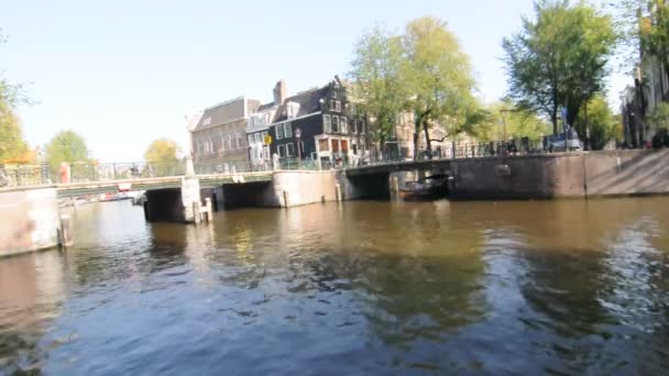 Amsterdamse grachten en typische huizen. — Stockvideo